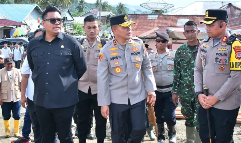 Kapolda Sulawesi Tengah, Irjen Pol Agus Nugroho Bersama Wakil Ketua MPR RI, Abcabdra Muhammad Akbar Supratman pada penyaluran bantuan untuk korban bencana di Desa Wombo, Donggala, Selasa (3/6/2025). (Foto: Humas Polda Sulteng)