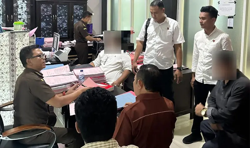 Penyerahan dua tersangka kasus pencemaran nama baik mantan Bupati Buol ke Kejaksaan, Rabu (18/6/2025). (Foto: Humas Polda Sulteng)