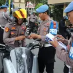 Petugas Propma Polresta Palu memeriksa kelengkapan surat-surat kendaraan anggota di mapolresta Palu, Rabu (4/6/2025). (Fot: Humas Polresta Palu)