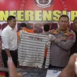 Kapolresta Palu, Kombes Pol Deny Abrahams menunjukkan barang bukti pakaian pad akonferensi pers penangkapan terduga pelaku pemabacokan di Jalan WR Supratman di Mapolresta Palu, Senin (2/6/2025). (Foto: bmzIMAGES/bmz)