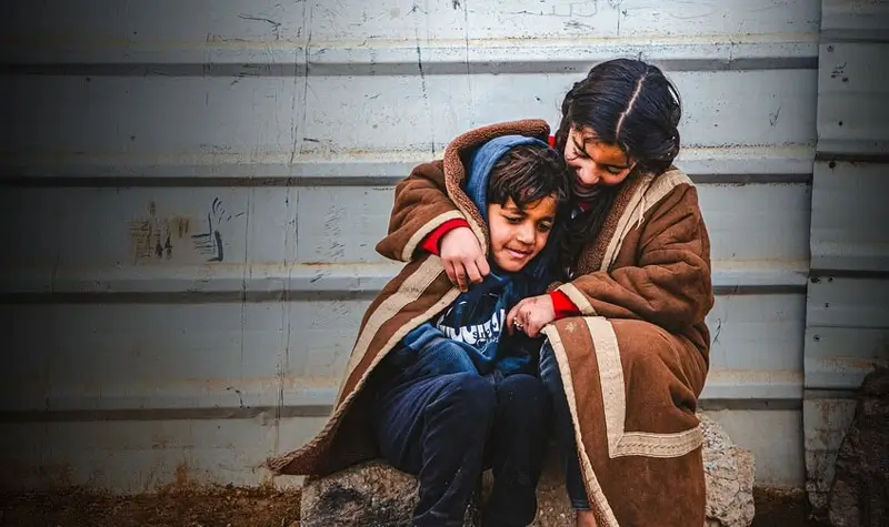 Syrian refugees Batool, 9, and her brother Abdulaziz, 7, in the Zaatari refugee camp, Jordan. Pengungsi Syria, Batool (9) dan adiknya Abdulaziz (7) di Kamp pengungsi Zaatari, Yordania. ©️ UNHCR/Shawkat Alharfoush