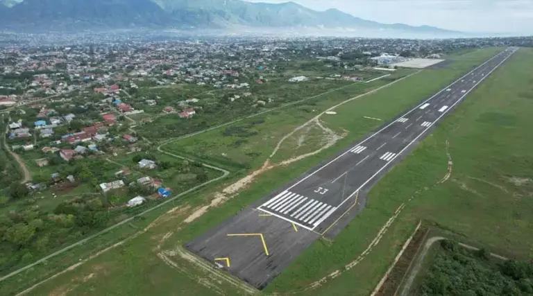 Runway Bandara Mutiara Sis Al-Jufri Palu dilihat dari atas setelah direhabiliasi. (Foto: HO-Dirjen Perhubungan Udara)