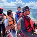 Tim SAR mengevakuasi Faris (tengah) yang jatuh ke laut saat menumpang KN Sabuk Nusantara di perairan Banggai Laut, Minggu (15/6/2025). (Foto: Basarnas Palu)