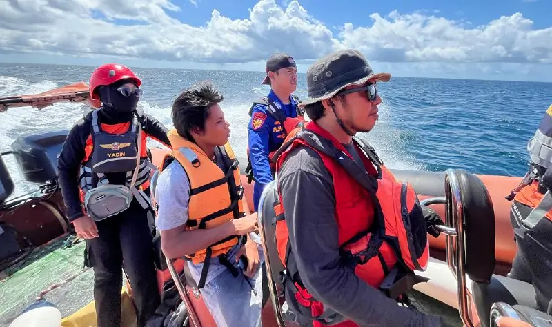 Tim SAR mengevakuasi Faris (tengah) yang jatuh ke laut saat menumpang KN Sabuk Nusantara di perairan Banggai Laut, Minggu (15/6/2025). (Foto: Basarnas Palu)