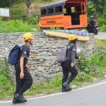 CPNS Basarnas Palu berjalan kaki menuju Matantimali Sigi untuk menjemput SK mereka, Minggu (15/6/2025). (Foto: Humas Basarnas Palu)