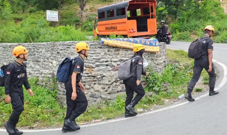 CPNS Basarnas Palu berjalan kaki menuju Matantimali Sigi untuk menjemput SK mereka, Minggu (15/6/2025). (Foto: Humas Basarnas Palu)