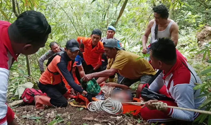 Tim SAR mengevakuasi korban dari jurang pada keelakaan tunggal di Toboli, Parigi Moutong, Selasa (24/6/2025). (Foto: Basarnas Palu)