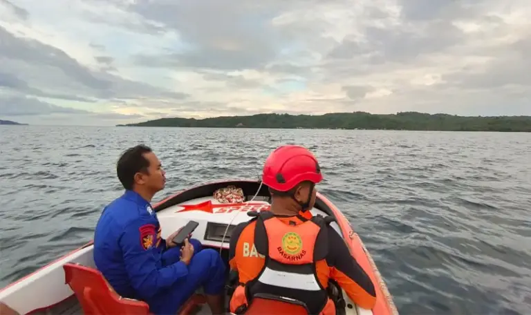 Tim SAR menyisir perairan tempat terjatuhnya seorang penumpang KN Sabuk Nusantara di Banggai Laut, Sabtu (14/6/2025). (Foto: Basarnas Palu)