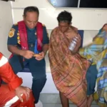 Novrianto Tatuil (kedua kanan) saat dievakuasi tim SAR Gabungan di Luwuk, Rabu (18/6/2025). (Foto: Basarnas Palu)