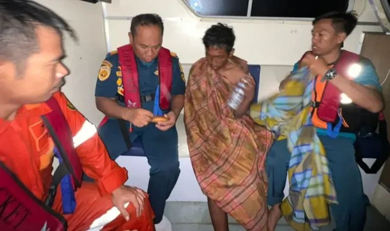 Novrianto Tatuil (kedua kanan) saat dievakuasi tim SAR Gabungan di Luwuk, Rabu (18/6/2025). (Foto: Basarnas Palu)