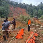 Tim SAR Gabungan mengevakuasi dua korban yang ditemukan meninggal paa longsor di Anutapura, Bolano, Parigi Moutong, Senin (23/6/2025). (Foto: Basarnas Palu)