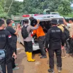 Evakuasi salah seorang korban longsor yang ditemukan meninggal dunia di Bolano Lambunu, Parigi Moutong, Rabu (25/6/2025). (Foto: Basarnas Palu)