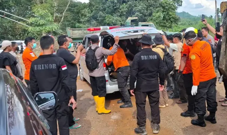 Evakuasi salah seorang korban longsor yang ditemukan meninggal dunia di Bolano Lambunu, Parigi Moutong, Rabu (25/6/2025). (Foto: Basarnas Palu)