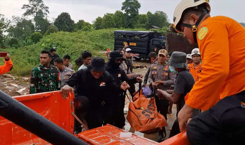 Tim SAR mengevakuasi salah seorang korban longsor di Tirtanagaya, Bolano, Parigi Moutong, Rabu (25/6/2025). (Foto: Basarnas Palu)