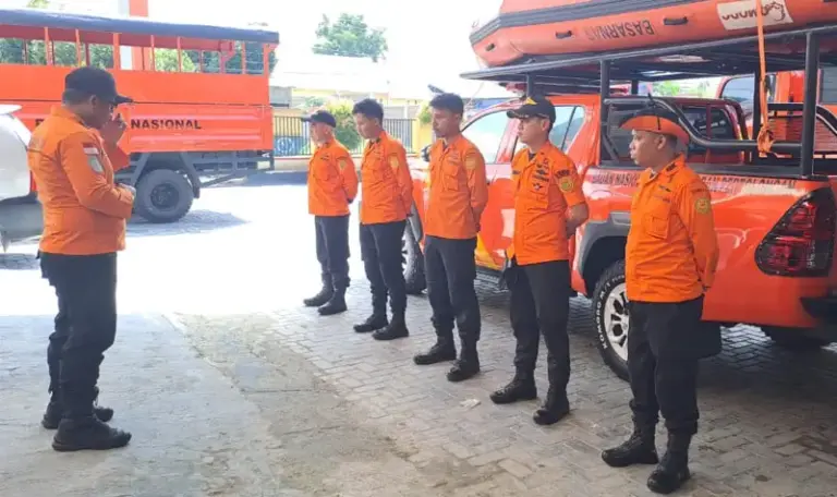 Unit Siaga SAR Tolitoli perkuat personel dan peralatan untukpencarian korban longsor di Anutapiura, Bolano, Parigi Moutong, Senin (23/6/2025). (Foto: Basarnas Palu)