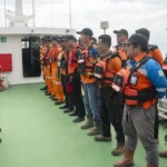 Kepala Kantor Pencarian dan Pertolongan Palu, Muh Rizal (kanan) memimpin briefing sebelum rescuer menuju lokasi kejadian di atas KN SAR Baladewa, Teluk Palu, Kamis (12/6/2025). (bmzIMAGES/Basri Marzuki)