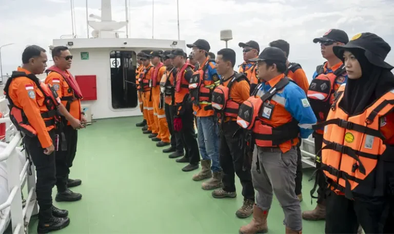 Kepala Kantor Pencarian dan Pertolongan Palu, Muh Rizal (kanan) memimpin briefing sebelum rescuer menuju lokasi kejadian di atas KN SAR Baladewa, Teluk Palu, Kamis (12/6/2025). (bmzIMAGES/Basri Marzuki)