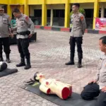 Instruktur menunjukkan cara bantuan hidup dasar pada pelatihan kepada personel Brimobda Sulteng, Rabu (11/6/2025). (Foto: Humas Polda Sulteng)