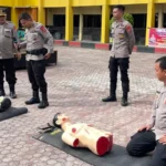 Instruktur menunjukkan cara bantuan hidup dasar pada pelatihan kepada personel Brimobda Sulteng, Rabu (11/6/2025). (Foto: Humas Polda Sulteng)