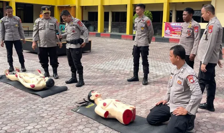 Instruktur menunjukkan cara bantuan hidup dasar pada pelatihan kepada personel Brimobda Sulteng, Rabu (11/6/2025). (Foto: Humas Polda Sulteng)