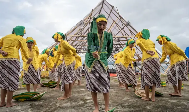 Pertunjukan tari pada pembukaan Festival Danau Lindu tahun 2024 lalu. (bmzIMAGES/Basri Marzuki)
