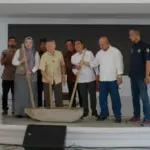 Bupati Sigi, Muh Rizal Intjenae (tengah) bersama Wabup, Sekab, Kadis Pariwisata memukul alu pada Kick Off Festival Danau Lindu 2025 di Aula Kantor Bupati Sigi, Jumat (12/6/2025). (Foto: Pantia FDL 2025)
