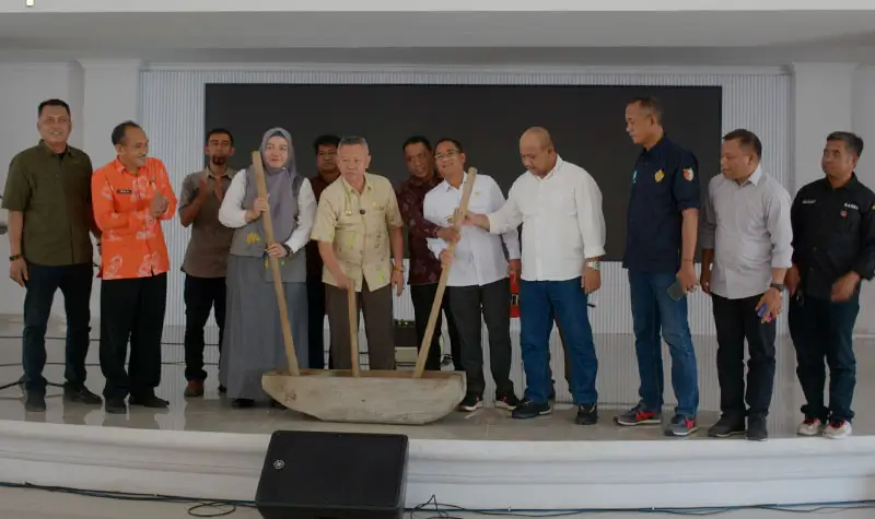 Bupati Sigi, Muh Rizal Intjenae (tengah) bersama Wabup, Sekab, Kadis Pariwisata memukul alu pada Kick Off Festival Danau Lindu 2025 di Aula Kantor Bupati Sigi, Jumat (12/6/2025). (Foto: Pantia FDL 2025)