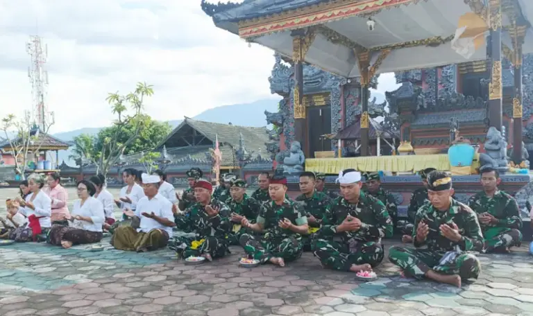 Doa bersama di Pura Agung Wanakertha Jagadnatha Palu memperingati HUT ke-67 Kodam XIII Merdeka, (Foto: Penrem 132/Tdl)