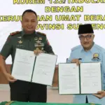 Danrem 132 Tadulako Brigjen TNI Deni Gunawan (kanan) dan Ketua FKUB Sulteng, Prof Zainal Abidin menunjukkan naskah MoU usai penandatanganan di Palu, Kamis (12/6/2025). (Foto: FKUB Sulteng)
