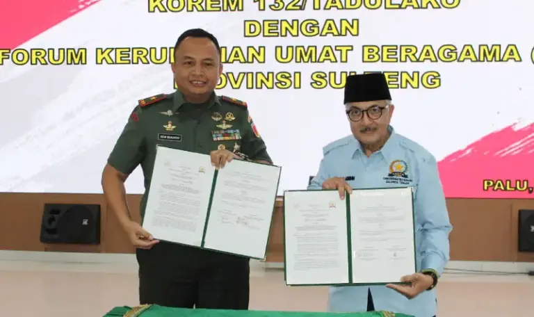Danrem 132 Tadulako Brigjen TNI Deni Gunawan (kanan) dan Ketua FKUB Sulteng, Prof Zainal Abidin menunjukkan naskah MoU usai penandatanganan di Palu, Kamis (12/6/2025). (Foto: FKUB Sulteng)