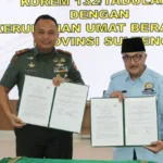 Danrem 132 Tadulako Brigjen TNI Deni Gunawan (kanan) dan Ketua FKUB Sulteng, Prof Zainal Abidin menunjukkan naskah MoU usai penandatanganan di Palu, Kamis (12/6/2025). (Foto: FKUB Sulteng)