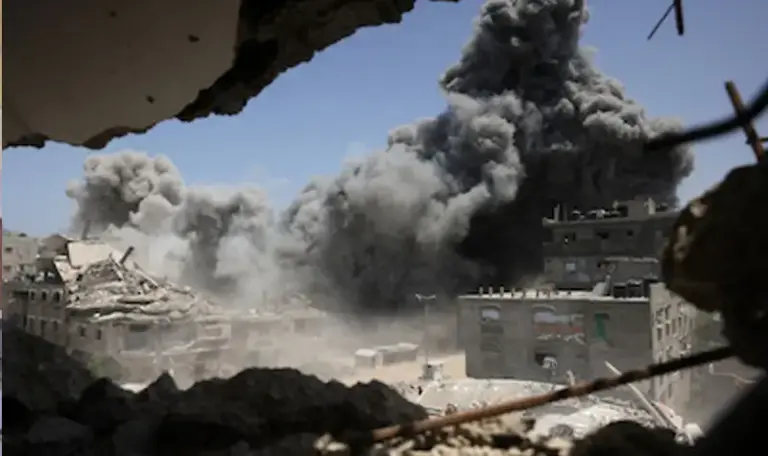 Asap mengepul dari reruntuhan puing-puing atas serangan Israel terhadap pemukiman di sebelah barat Jbalia, Jalu Gaza. (Foto: AFP/Bashar Taleb)