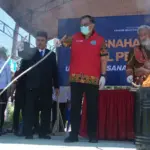 Kakanwil Direktorat Jenderal Pemasyarakatan Sulteng Bagus Kurniawan (keempat kanan) bersama Kepala Badan Narkotika Nasional (BNN) Sulteng Brigjen Pol. Ferdinand Maksi Pasule (ketiga kanan) membakar barang bukti hasil penggeledahan di Lapas Kelas IIA Palu di Palu, Sulawesi Tengah, Kamis (5/6/2025). (bmzIMAGES/Basri Marzuki)