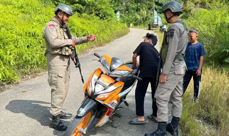 Petugas memeriksa seorang pengendara para razia di Poso, Sabtu (21/6/2025). (Foto: Humas Ops Madago Raya)