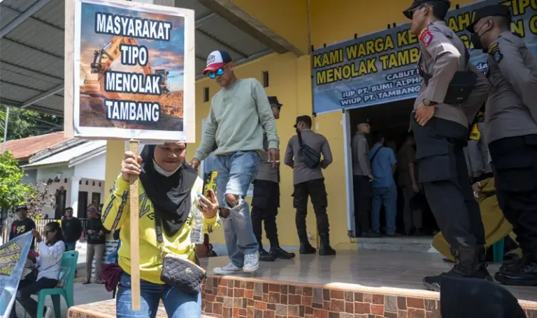 Warga membawa pamplet saat aksi damai jilid 2 menolak tambang di Kantor Camat Ulujadi, Kota PAlu, Selasa (10/5/2025). (Foto: bmzIMAGES/Basri Marzuki)