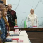 Sekkot Palu, Irmayanti (tengah) bersama Kadis Kominfosantik Kota Palu, Muh Ridwan Karim (kanan) dan Kepala BPS Kota Palu pada pembukaan FGD Pengelola Metadata Statistik Sektoral OPD di Aula Kantor BPS Kota Palu, Kamis (12/6/2025). (Foto: Prokopim Setda Kota Palu/Jufri)