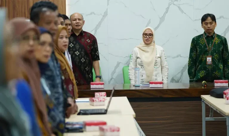 Sekkot Palu, Irmayanti (tengah) bersama Kadis Kominfosantik Kota Palu, Muh Ridwan Karim (kanan) dan Kepala BPS Kota Palu pada pembukaan FGD Pengelola Metadata Statistik Sektoral OPD di Aula Kantor BPS Kota Palu, Kamis (12/6/2025). (Foto: Prokopim Setda Kota Palu/Jufri)
