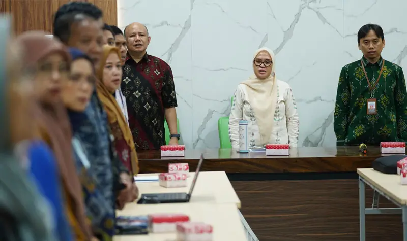 Sekkot Palu, Irmayanti (tengah) bersama Kadis Kominfosantik Kota Palu, Muh Ridwan Karim (kanan) dan Kepala BPS Kota Palu pada pembukaan FGD Pengelola Metadata Statistik Sektoral OPD di Aula Kantor BPS Kota Palu, Kamis (12/6/2025). (Foto: Prokopim Setda Kota Palu/Jufri)