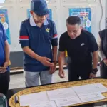 Menteri P2MI, Abdul Kadir Karding (kedua kanan) dan Wali Kota Palu, Hadianto Rasyid (kedua kiri bersiap meneken naskah penyerahan tanah hibah untuk pemabngunan BLK pekerja migran di palu, Sabtu &/6/2025). (Foto: Prokopim Setda Kota palu/yuspi)