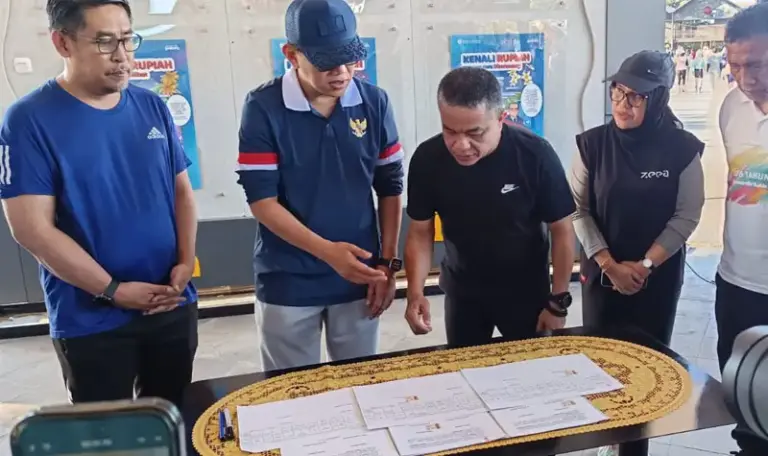 Menteri P2MI, Abdul Kadir Karding (kedua kanan) dan Wali Kota Palu, Hadianto Rasyid (kedua kiri bersiap meneken naskah penyerahan tanah hibah untuk pemabngunan BLK pekerja migran di palu, Sabtu &/6/2025). (Foto: Prokopim Setda Kota palu/yuspi)