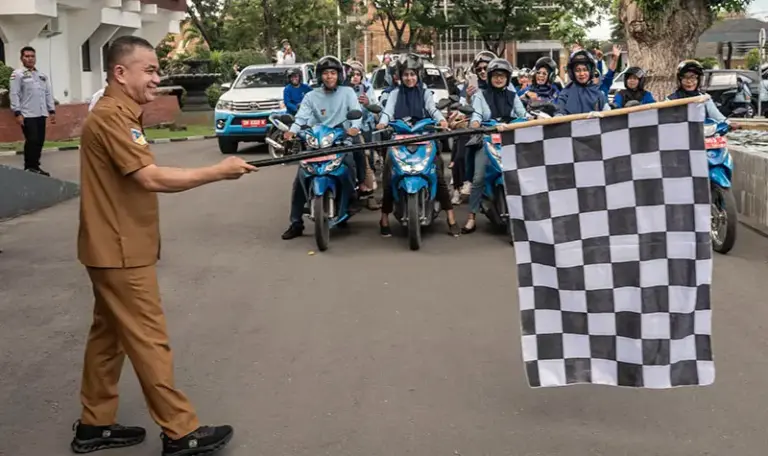 Wali Kota Palu, Hadianto Rasyid melepas Kirab Nasional dalam rangka Hari Keluarga Nasional ke-32 di Halaman kantor Wali Kota Palu, Senin (23/6/2025). (Foto: bmzIMAGES/Basri Marzuki)