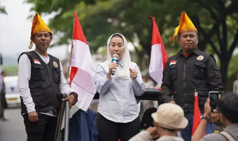 Wawali Imelda Muhidin (tengah) pada pelepasan pawai Hari lahir Pancasila oleh laskar Topo Tara di Citra Land, Palu, Minggu (1/6/2025). (Foto: prokopim Setda Kota Palu/Iwan)