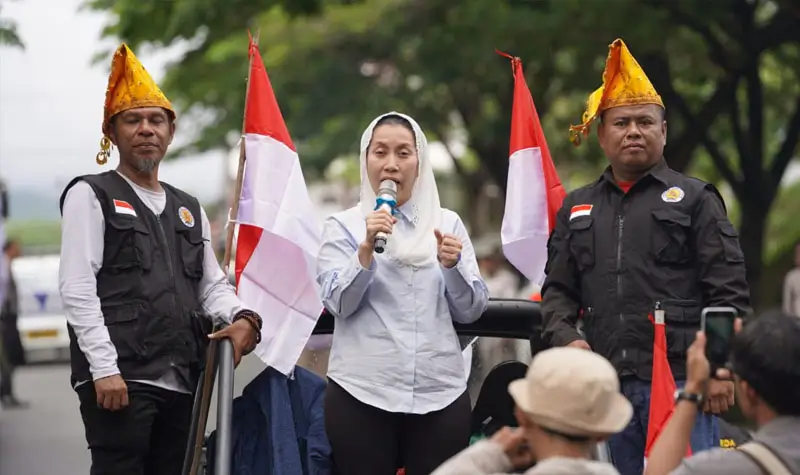 Pawai Kebangsaan: Menghidupkan Semangat Pancasila di Palu Wawali Imelda Muhidin (tengah) pada pelepasan pawai Hari lahir Pancasila oleh laskar Topo Tara di Citra Land, Palu, Minggu (1/6/2025). (Foto: prokopim Setda Kota Palu/Iwan)