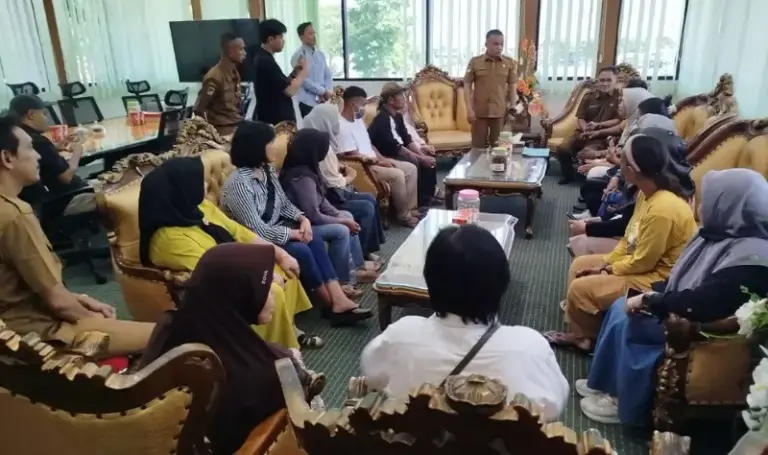 Wali Kota Palu, Hadianto Rasyid menerima kunjungan para pelaku UMKM Taman GOR, Senin (16/6/225)