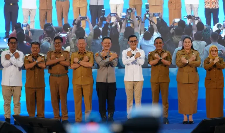 Foto bersama usai sosialisasi peluang kerja di luar negeri oleh Menteri P2MI di GBK, Selasa (10/6/2025). (Foto: Prokopim Setda Kota Palu/Jufri)