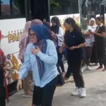 Sekot Irmayanti berjalan menaiki Bus TransPalu di Palu, Jumat (13/6/2026). (Foto: Prokopim Setda Kota Palu/Buyung)