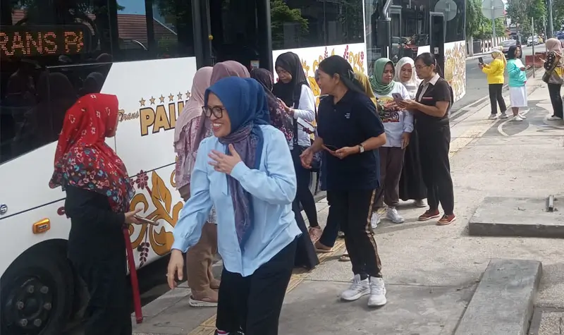 Sekot Irmayanti berjalan menaiki Bus TransPalu di Palu, Jumat (13/6/2026). (Foto: Prokopim Setda Kota Palu/Buyung)