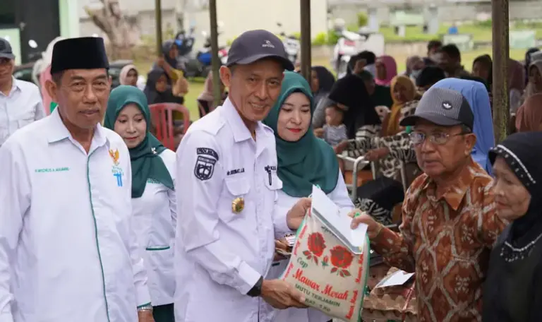 Kadis Kesehatan Kota Palu, dr. Rochmat Jasin (tengah) menyerahkan bantuan beras dari bazans Kota Palu ke warga di Tawaili, Rabu (4/6/2025). (Foto: Prokopim Stda Kota Palu/Jufri)