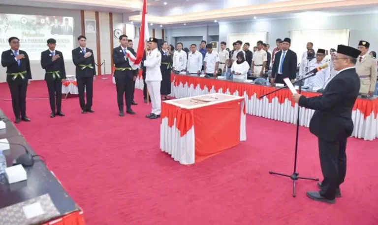 Asisten Perekonomian dan Pembangunan, Rudi Dewanto melantik Duta Pancasila Paskibraka Sulteng di Ruang Polibu, Kantor Gubernur, Rabu (11/6/2025). (Foto: Humas Pemprov Sulteng)