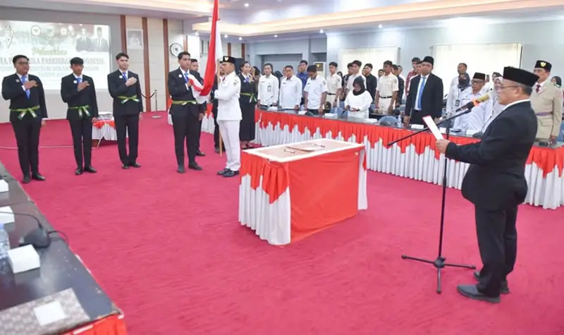 Asisten Perekonomian dan Pembangunan, Rudi Dewanto melantik Duta Pancasila Paskibraka Sulteng di Ruang Polibu, Kantor Gubernur, Rabu (11/6/2025). (Foto: Humas Pemprov Sulteng)